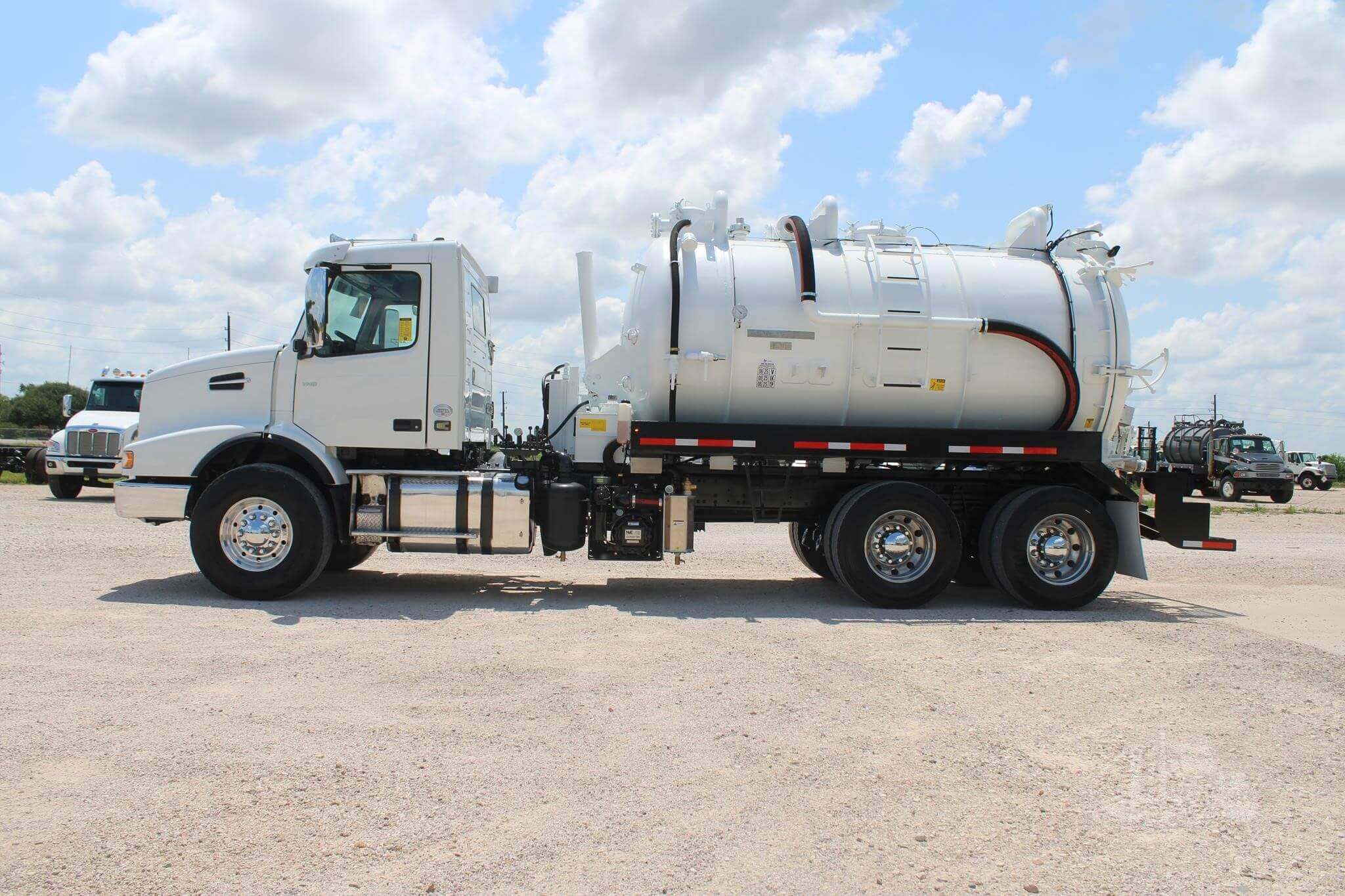 2019 VOLVO VHD64B200 - Vacuum / Industrial Tank Trucks