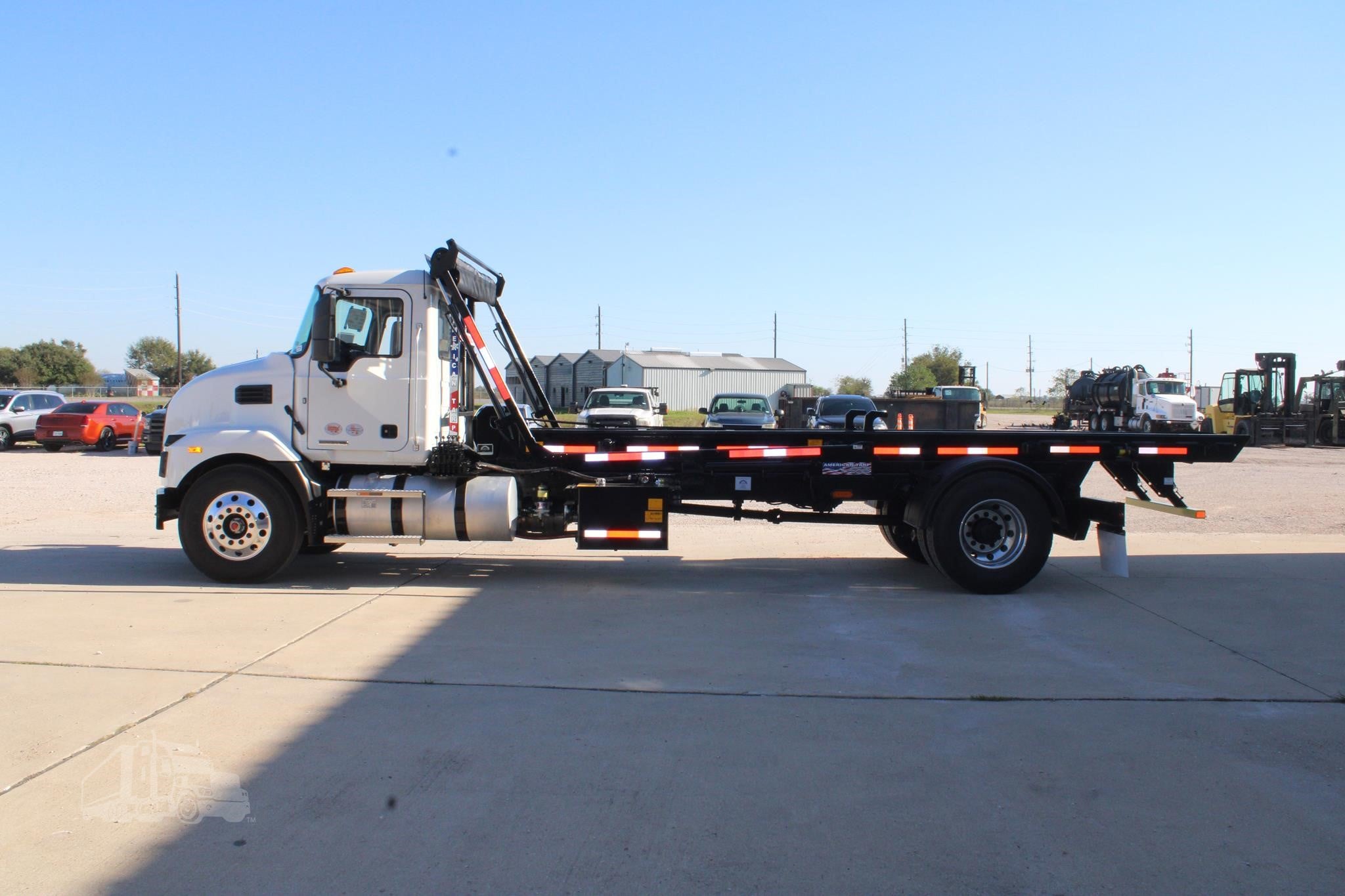 2025 MACK MD6 - Roll-Off Garbage Trucks